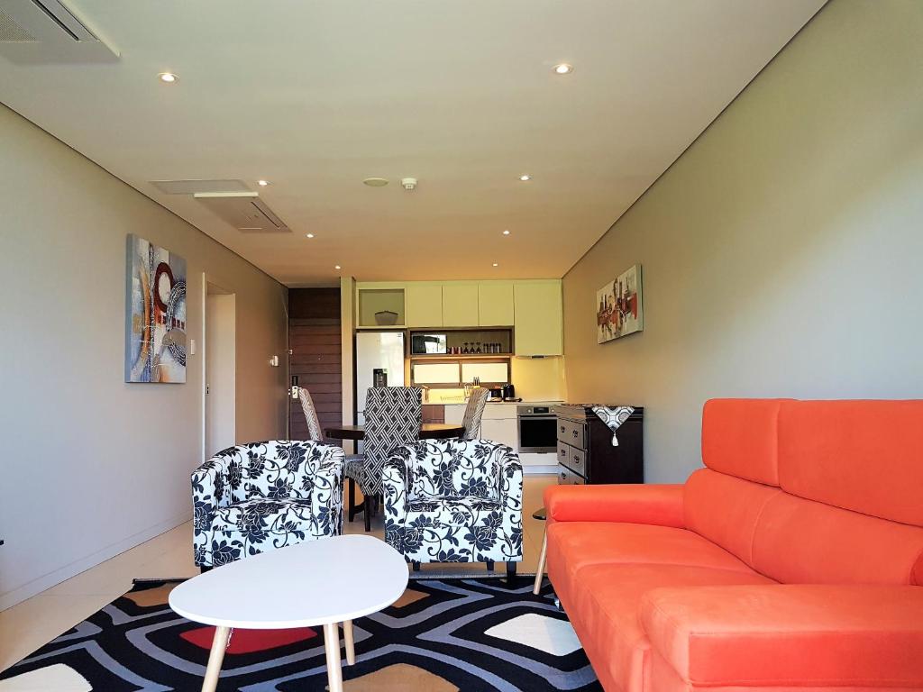 巴利托Zimbali Suites 106的客厅配有沙发和桌子