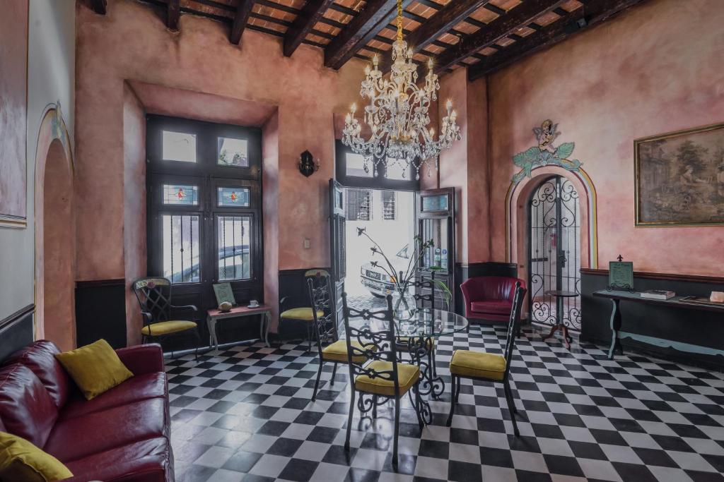 圣胡安圣胡安拉特拉扎酒店的带沙发和吊灯的客厅