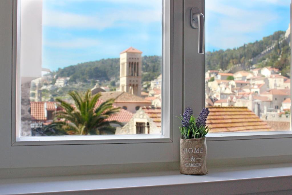 赫瓦尔Hortenzia Apartments的窗台上带花瓶的窗户