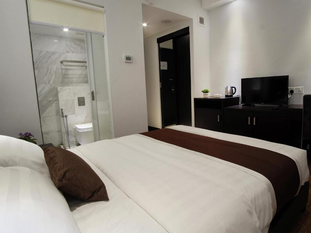 吉隆坡B公园酒店的酒店客房设有两张床和电视。
