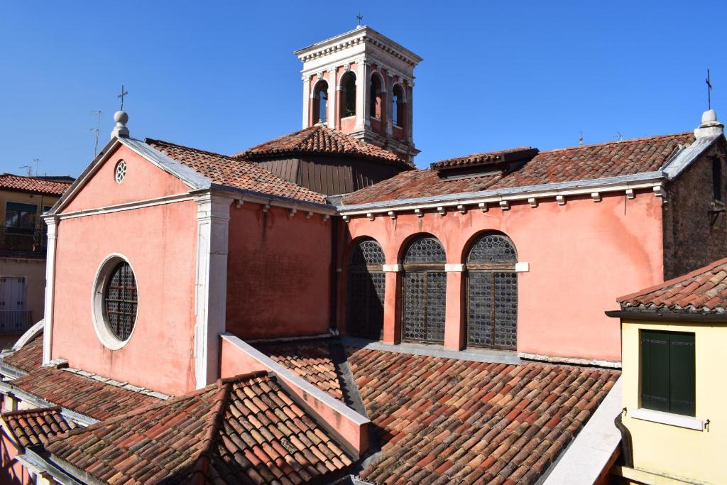 威尼斯玛利布兰酒店的享有教堂和塔楼的景色