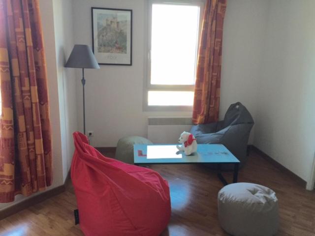 阿克斯莱泰尔姆Appartement bonascre的客厅配有红色的沙发和桌子