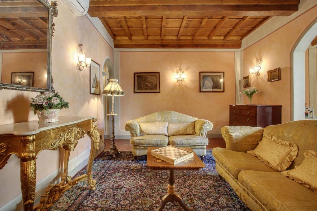 佛罗伦萨佩格拉公寓酒店的客厅配有沙发和桌子