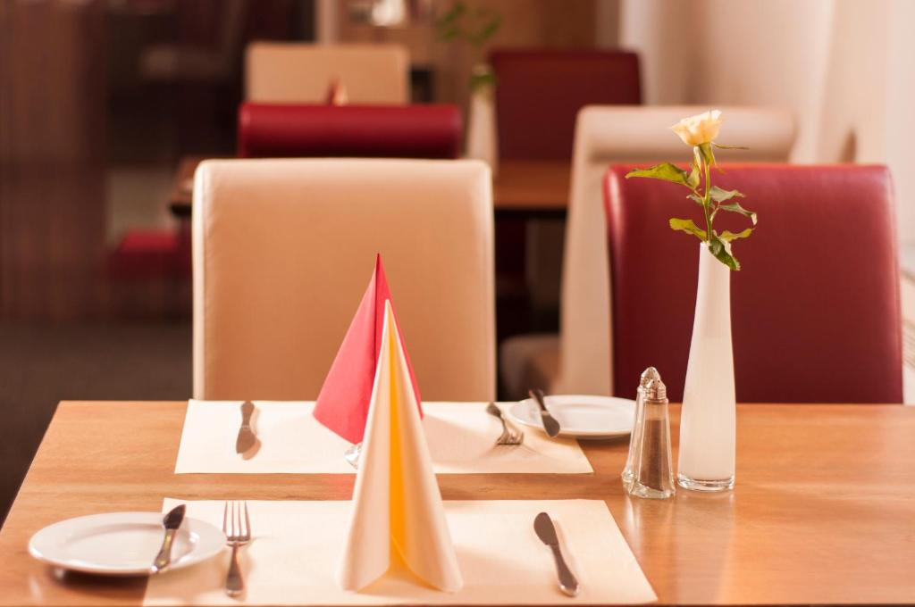 基尔德瑞多非霍夫酒店的木桌,带盘子和餐巾,花瓶