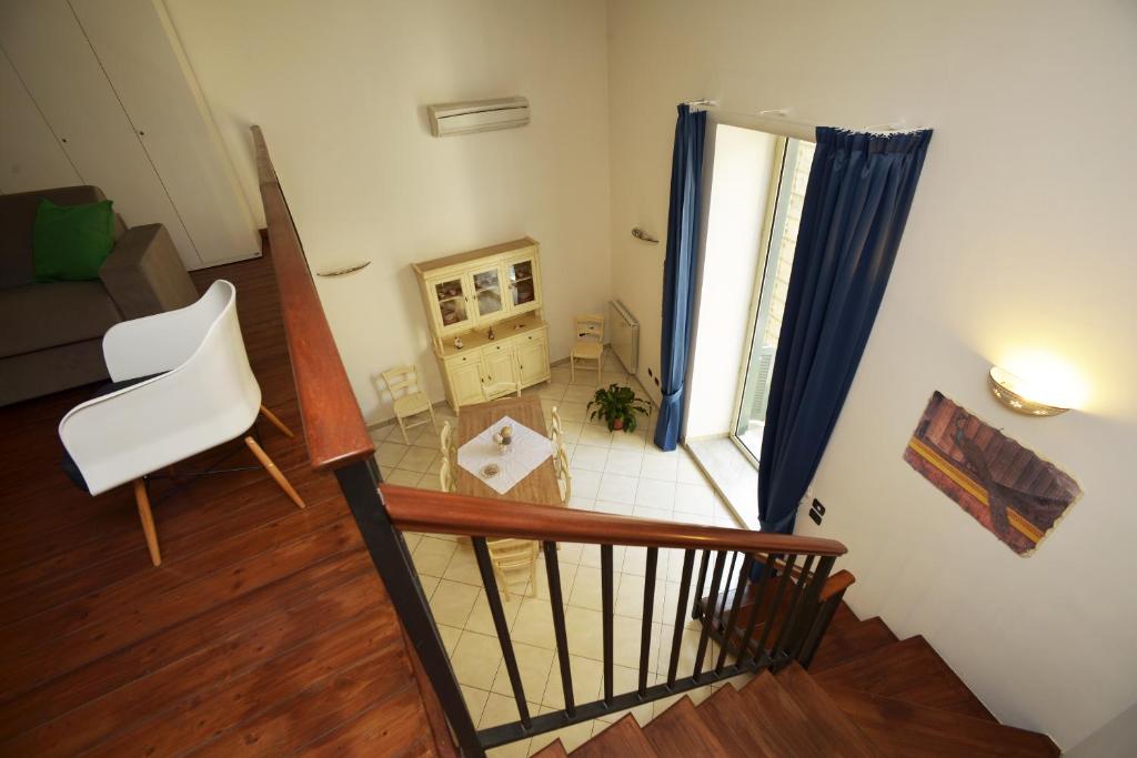 那不勒斯意大利公寓 的享有带楼梯的客厅和配有窗户的房间的景色