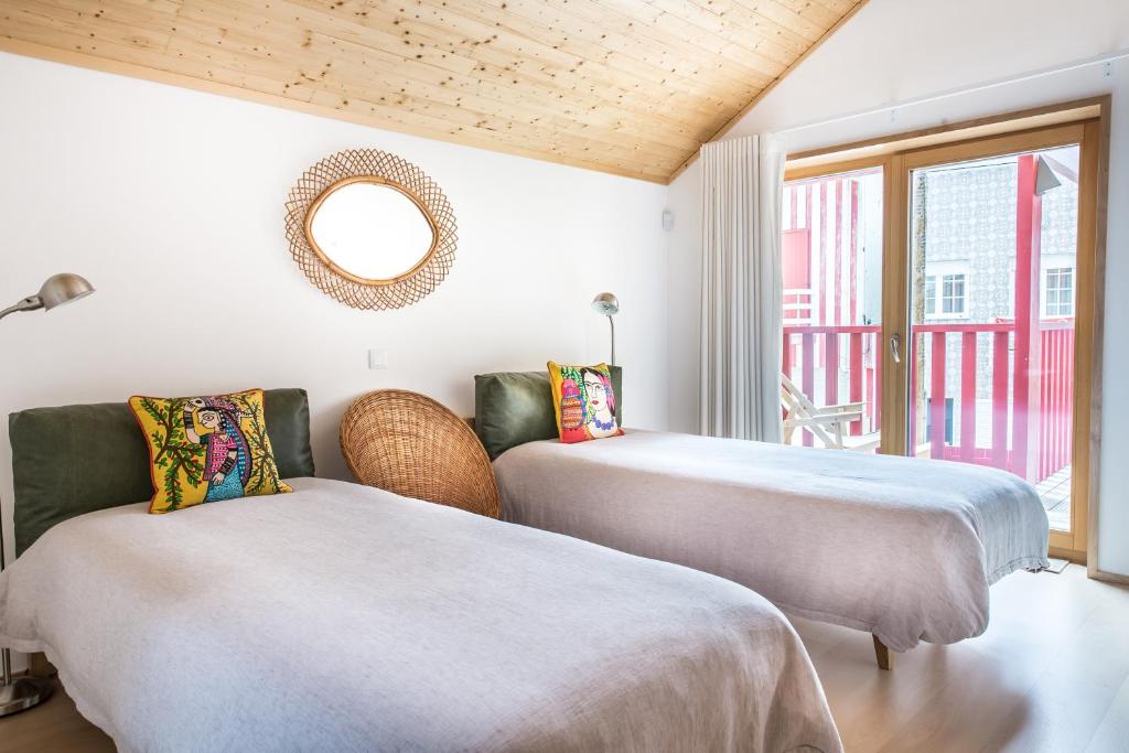 诺瓦海岸Cestaria Costa Nova的带窗户的客房内的两张床