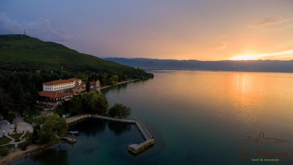 Ljubaništa圣瑙姆酒店的日落时分的湖景空中景观