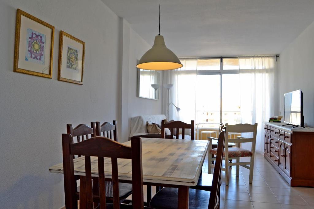 厄尔梅达诺Alquilaencanarias-Medano Lagos de Miramar I的用餐室以及带桌椅的厨房。