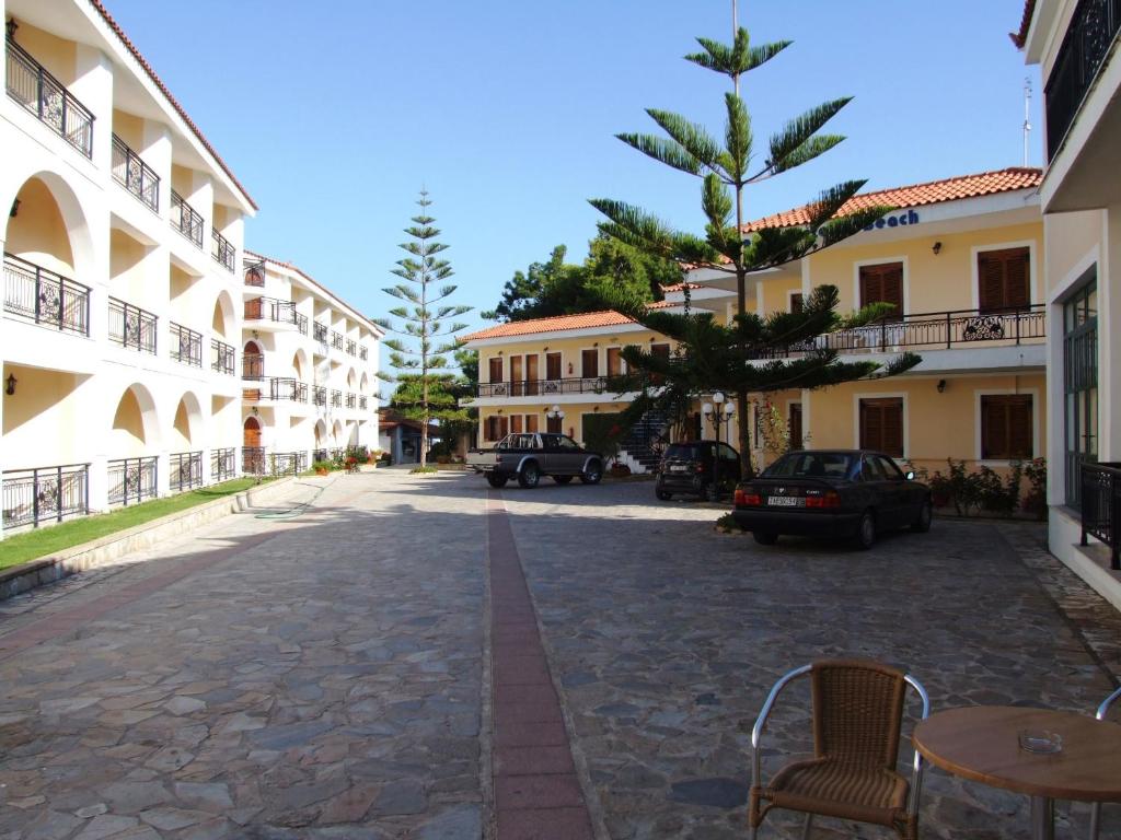 阿凯松卡斯特罗沙滩酒店的城镇里一条街道,有汽车和建筑