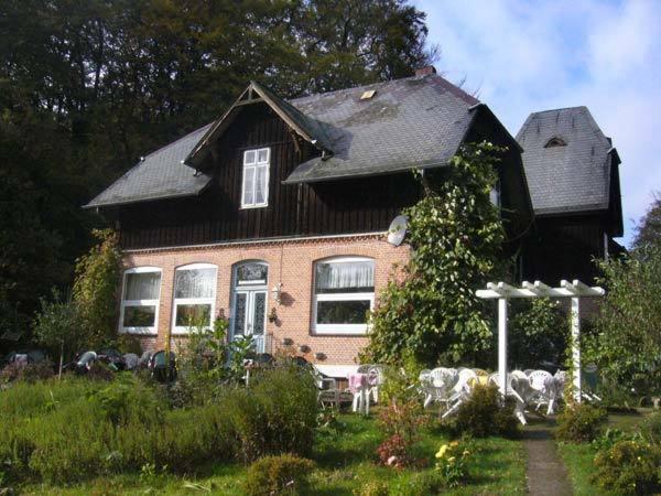 Niederhaverbeck埃克霍夫乡村酒店的黑色屋顶砖屋