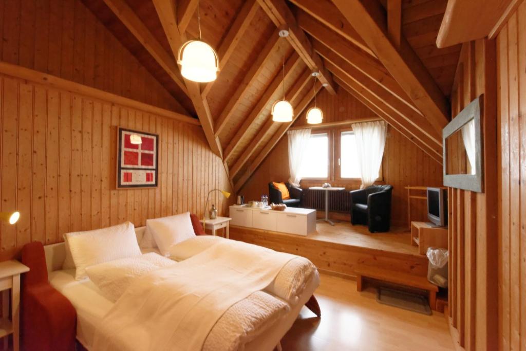 吕蒂斯堡阿尔潘布里克住宿加早餐酒店的一间带大床的卧室和一间客厅