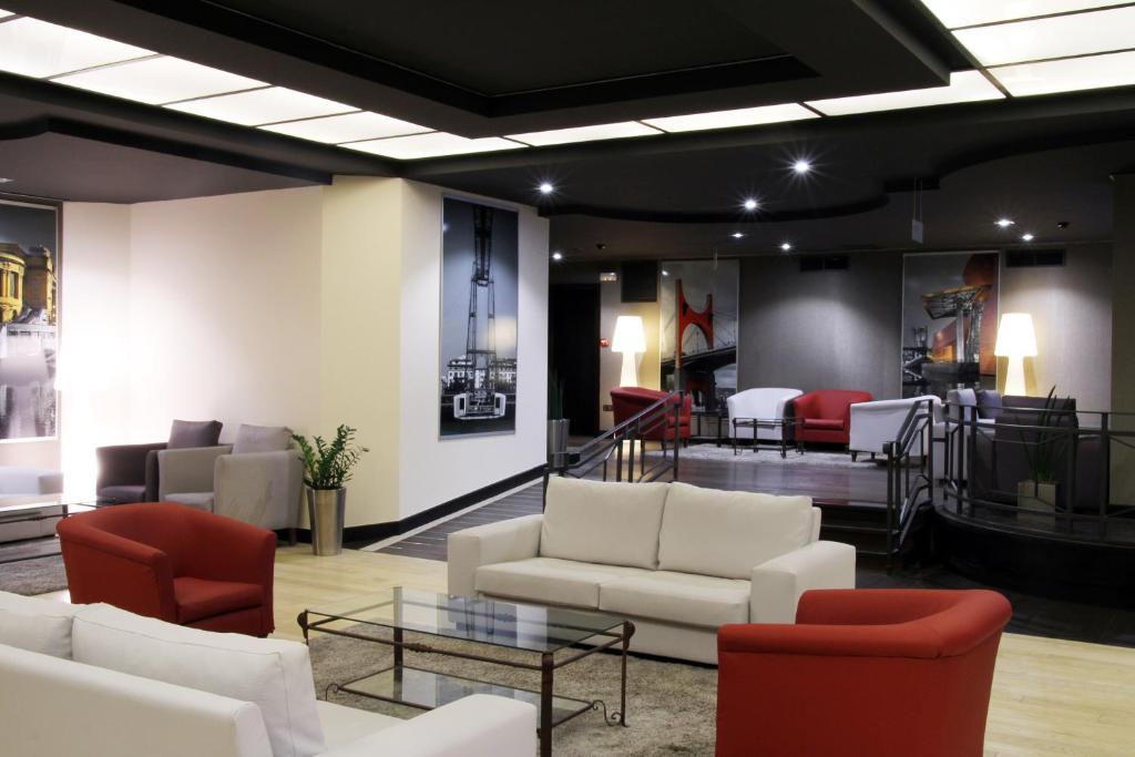 毕尔巴鄂康德杜克毕尔巴鄂酒店的大堂配有沙发、椅子和桌子