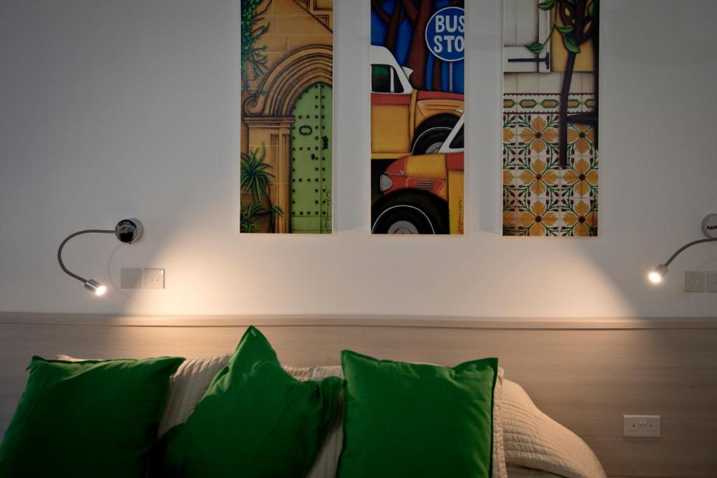 莫斯塔Apartment 81的客厅配有沙发和墙上的两幅画作
