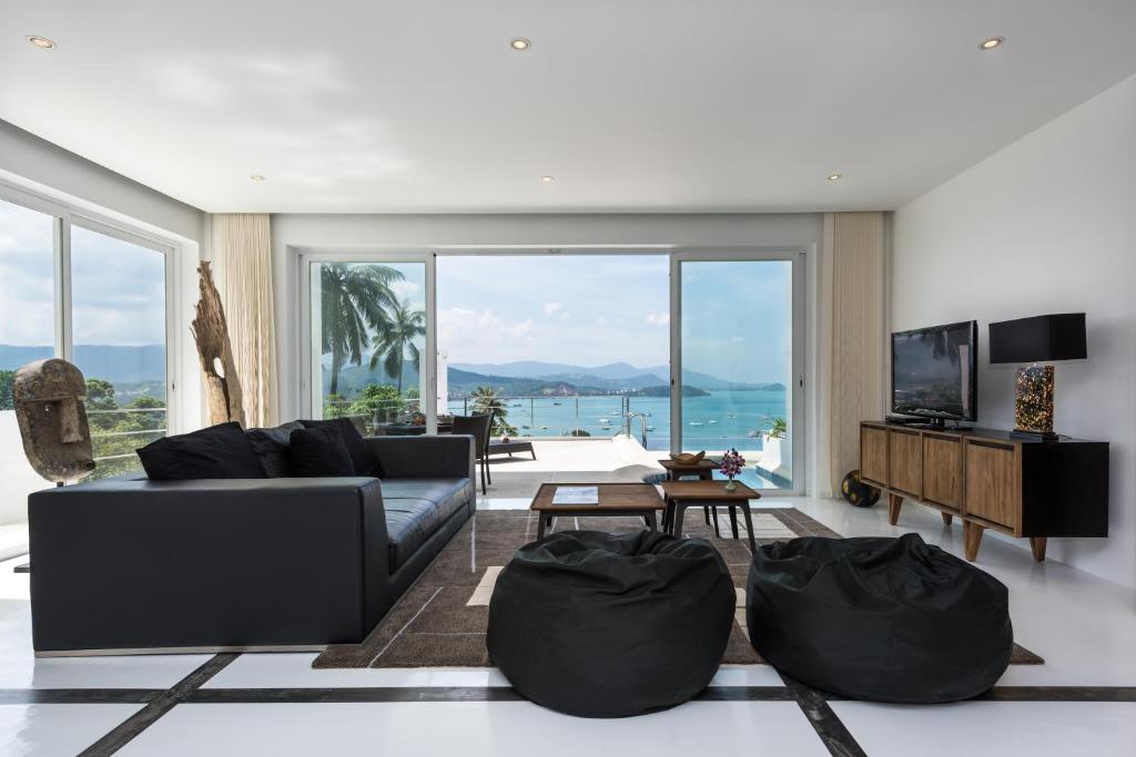 班拉克海滩海景日落公寓的客厅设有黑色沙发和大窗户