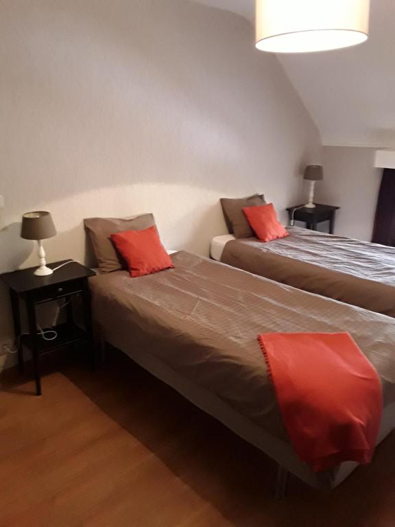 Bertem文塞斯拉斯克伯格III度假屋的宿舍间内的两张床,配有红色枕头