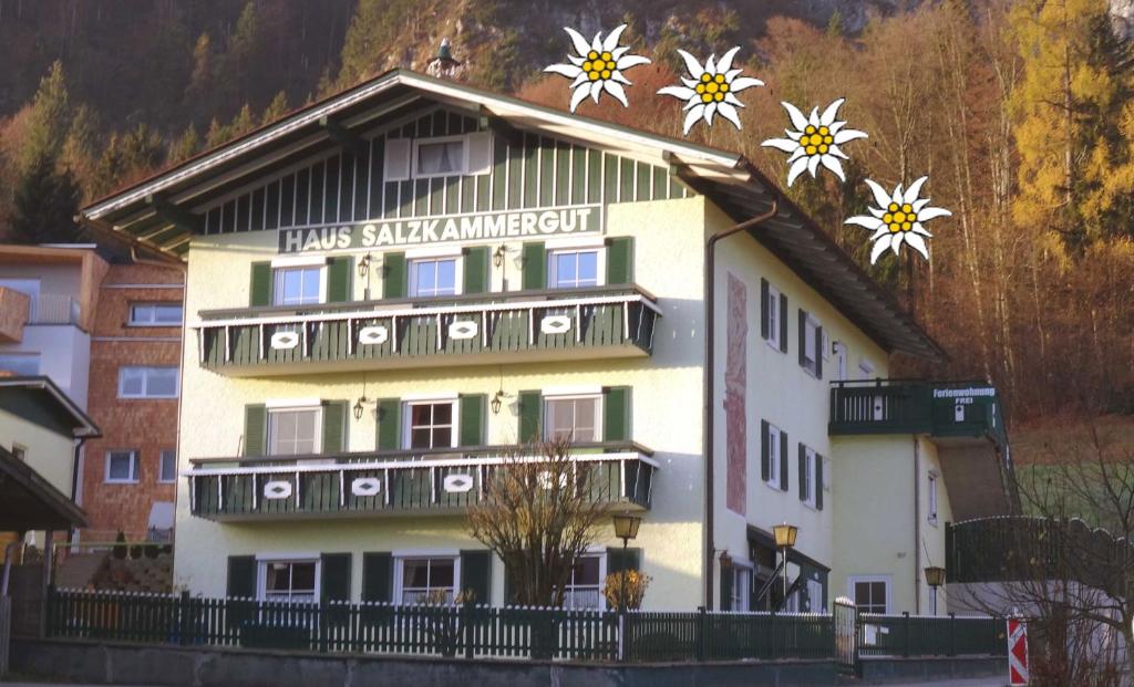 圣吉尔根Haus - Salzkammergut的一座花朵在上面的建筑