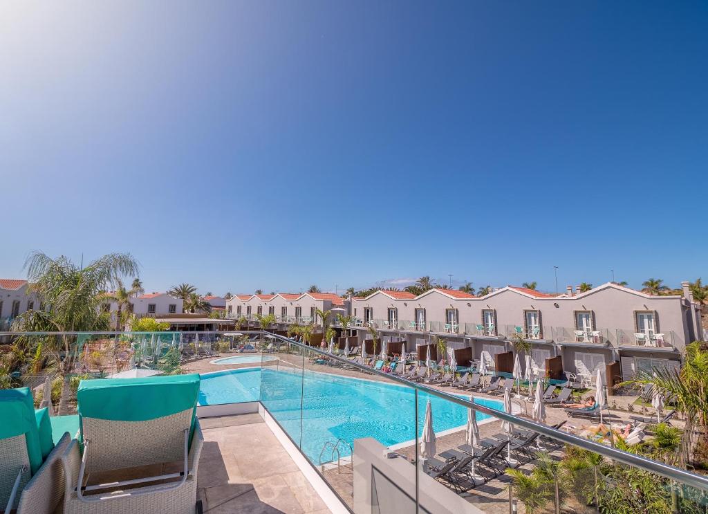 马斯帕洛马斯Hotel LIVVO Los Calderones - Adults recommended的享有度假村游泳池的景致