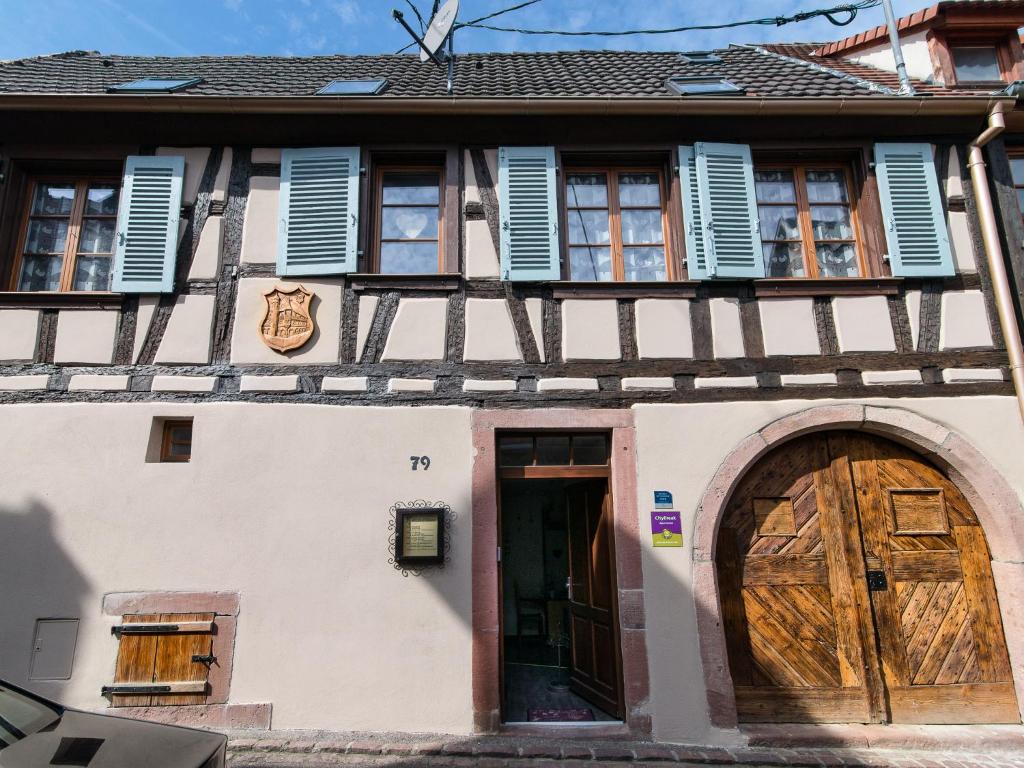 希伯维列Gîtes Strengbach的一座古老的房子,设有木门和窗户
