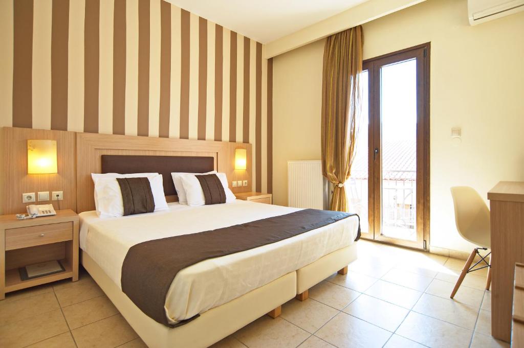 特尔斐莱托德尔福酒店的一间设有大床和窗户的酒店客房