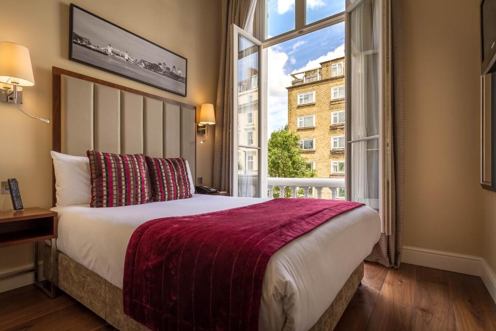 伦敦贝尔格拉维酒店的一间卧室设有一张床和一个大窗户
