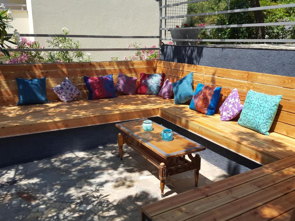 茨里克韦尼察Holiday home LoLa的一张带色彩缤纷的枕头和桌子的木凳