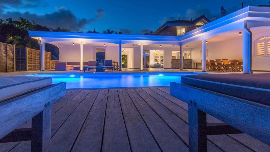 勒弗朗索瓦Villa La Ressource的奢华的别墅 - 带游泳池(晚上)