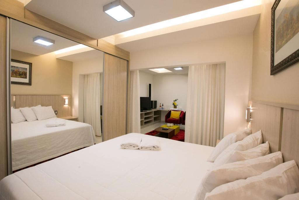 巴拉-杜加萨斯Hotel Colombo的酒店客房,设有两张床和镜子
