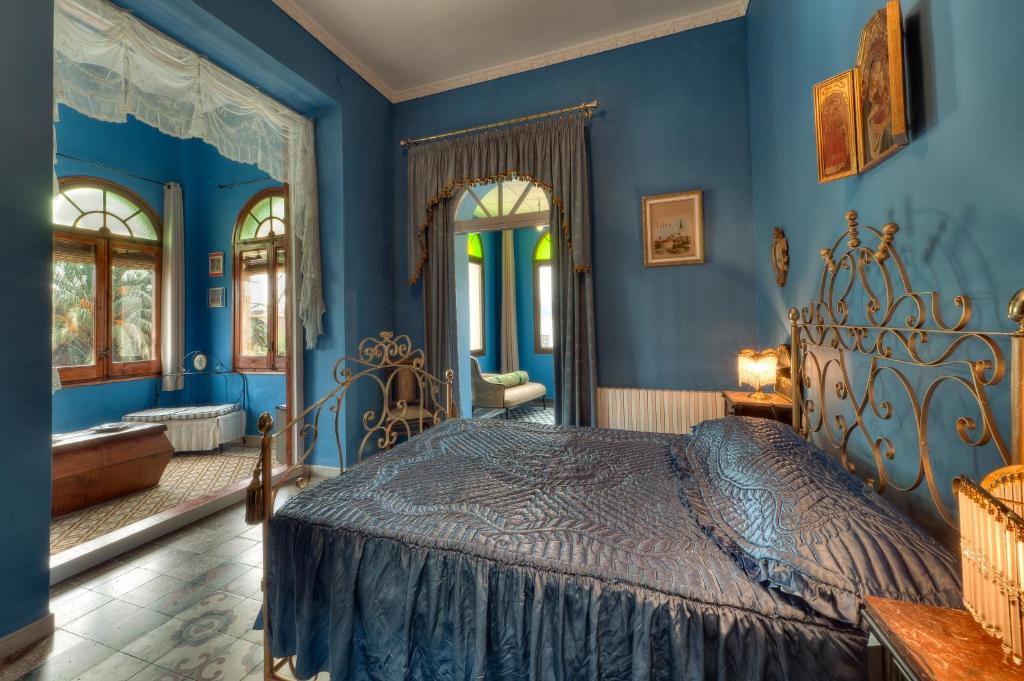 Xerta西丽敏亚斯之家酒店的卧室拥有蓝色的墙壁和一张床