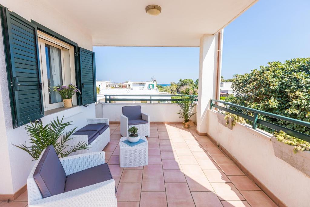 托雷桑塔萨宾娜Appartamento Panorama的阳台配有椅子,享有海景。
