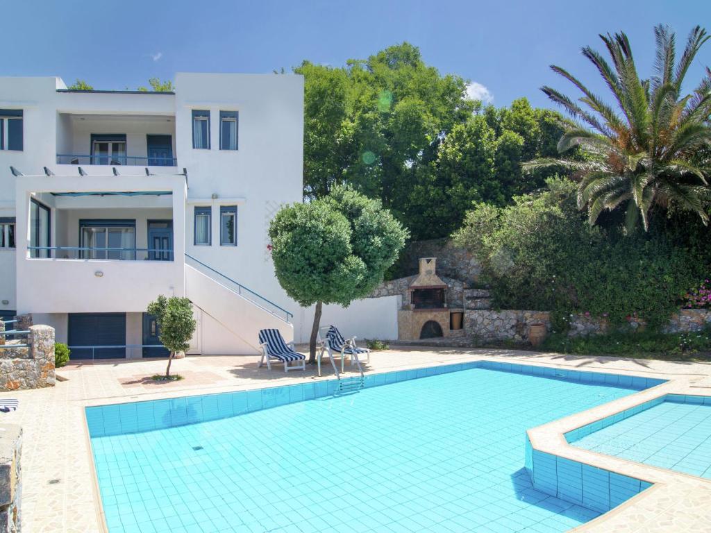 莱弗考基亚Modish Villa in Lefkogia Crete with Swimming Pool的别墅前的游泳池