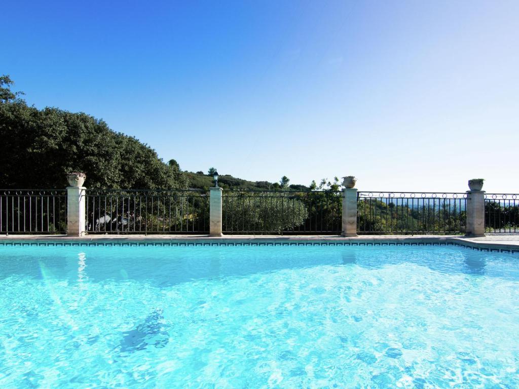 莱德农Modern Villa with Private Swimming Pool in L denon的 ⁇ 前的蓝色海水游泳池