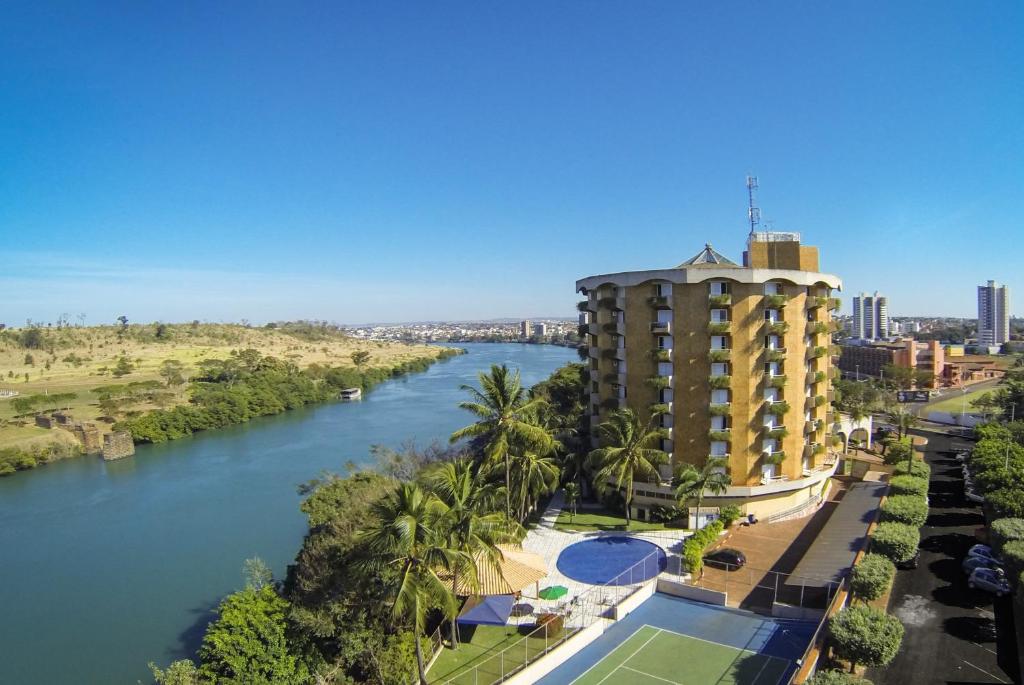 伊通比亚拉Hotel Beira Rio的从大楼内可欣赏到河流美景
