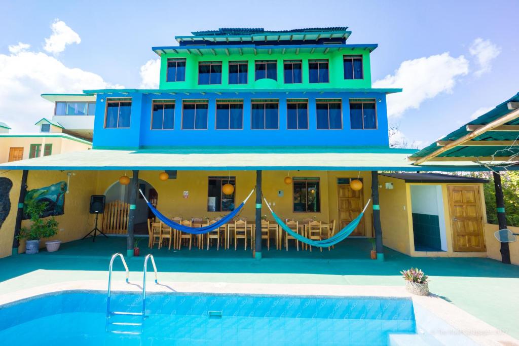 阿约拉港加拉帕戈斯佛得角阿祖尔酒店的前面有游泳池的房子