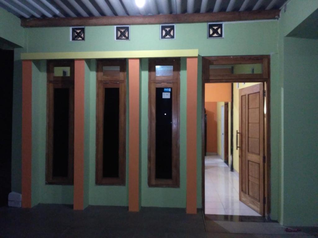 普兰巴南mas Eko Jlatren kost homestay的走廊上设有三扇门的房间