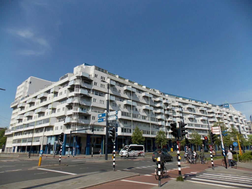 鹿特丹维娜宾馆的城市街道上一座白色的大公寓楼