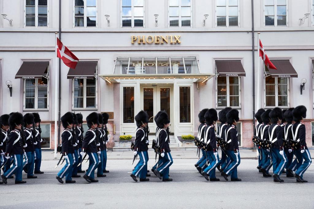 哥本哈根哥本哈根凤凰酒店的一群在建筑物前行走的妇女