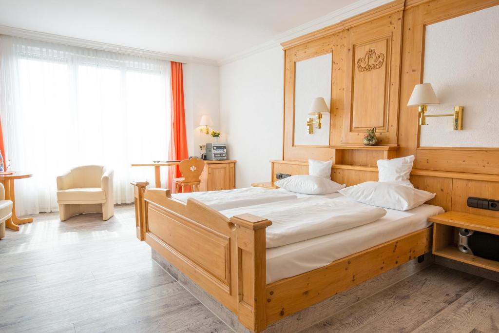 卡尔斯鲁厄AAAA库伯勒酒店的一间卧室配有一张大木床。