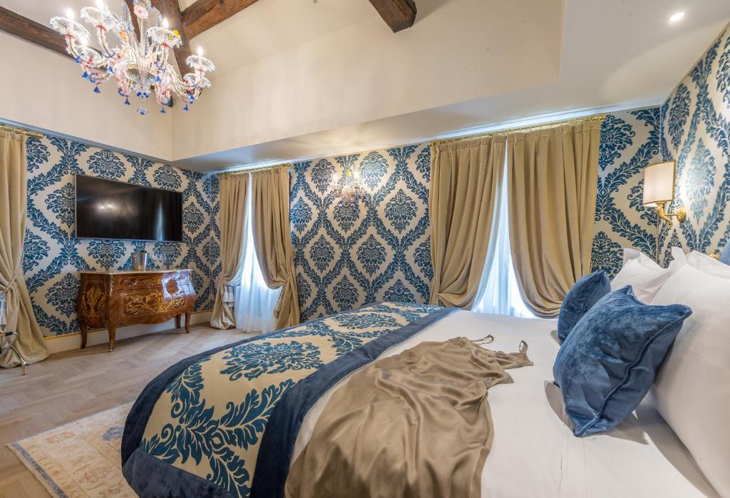 威尼斯威尼斯爱帕特里兹公寓的一间卧室配有一张床和一个吊灯