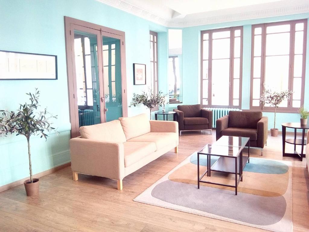 维希维希公寓式酒店的客厅配有沙发和桌子