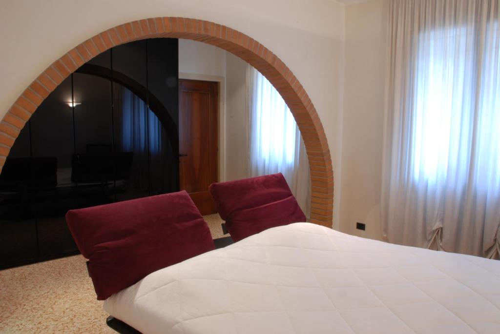 帕多瓦Locazione Turistica Gioia的一间卧室配有一张大床和镜子