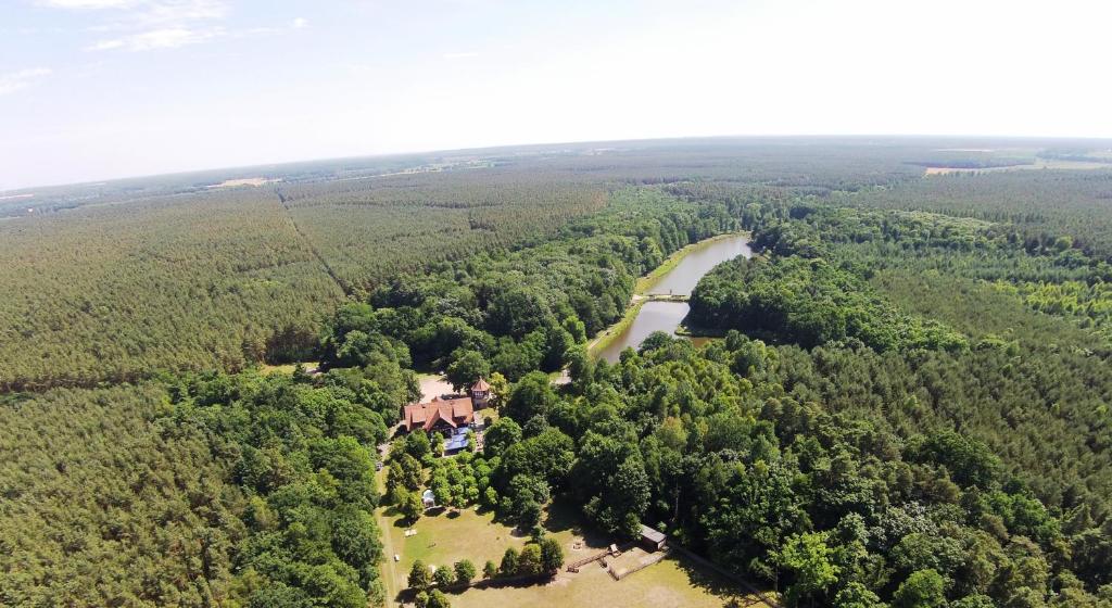 哈弗尔河畔勃兰登堡Neue Mühle Kleines Landhotel的享有房子和河流的空中景色