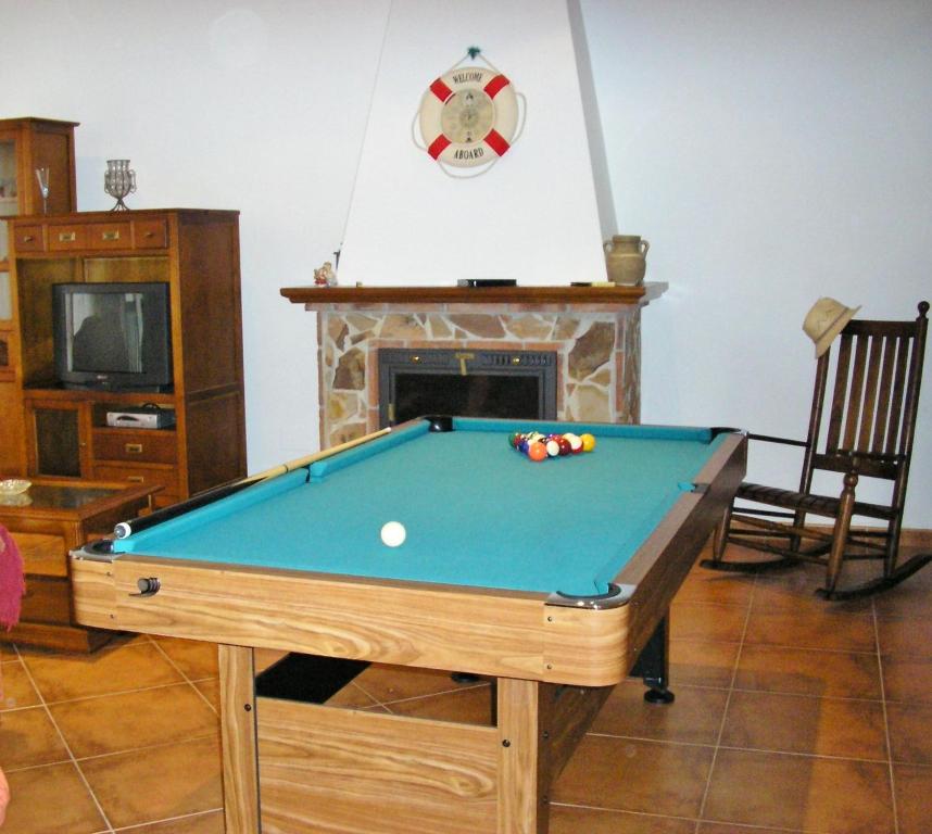 弗里希利亚纳皮里度假屋的带壁炉的客厅设有台球桌