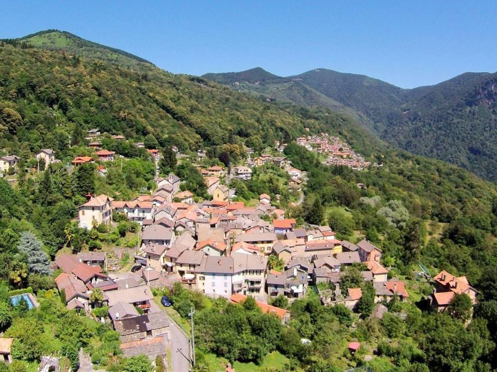 特拉雷戈Belvilla by OYO Casa Labirinto的山丘上的村庄,以山丘为背景