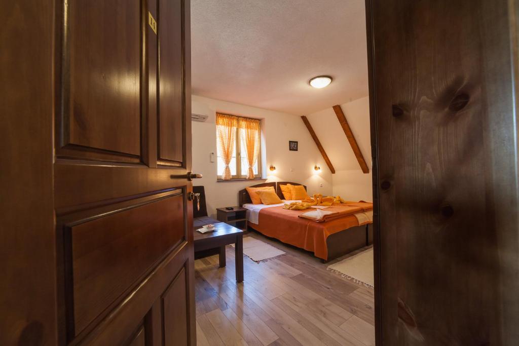 科雷尼察鲁斯蒂科旅馆的一间卧室配有一张床,另一间卧室设有门