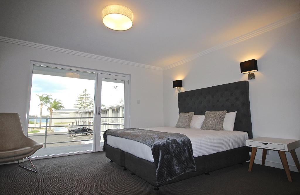 巴特曼斯贝码头酒店的一间卧室设有一张床和一个大窗户