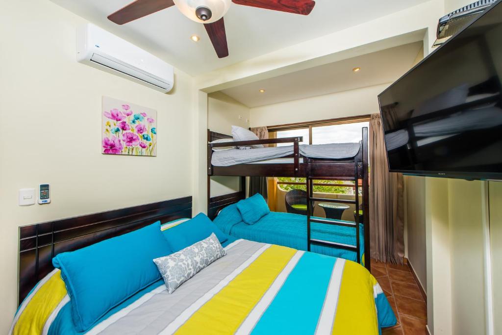 科克Coco Sunset Hills #52的一间卧室配有一张床和两张双层床。
