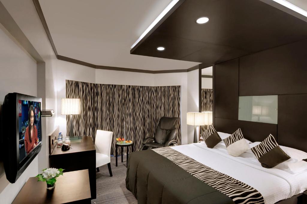 钦奈晨奈旅馆的酒店客房设有一张大床和一张书桌。