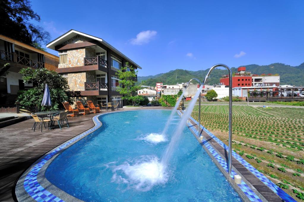 大湖乡慈梦柔温泉会馆的一个带喷泉的游泳池