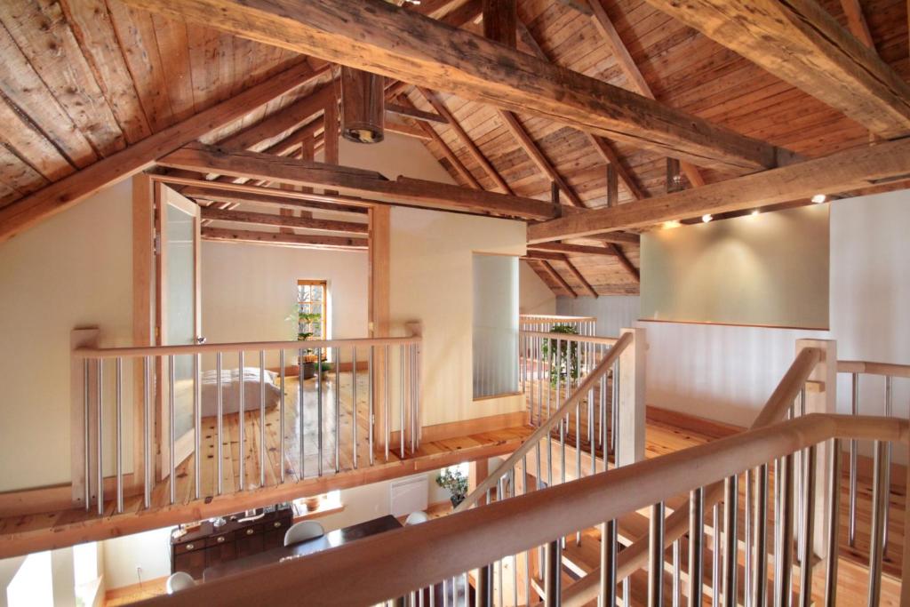 斯托纳姆Cottage Jacques Cartier的大房间设有木制天花板和木制楼梯