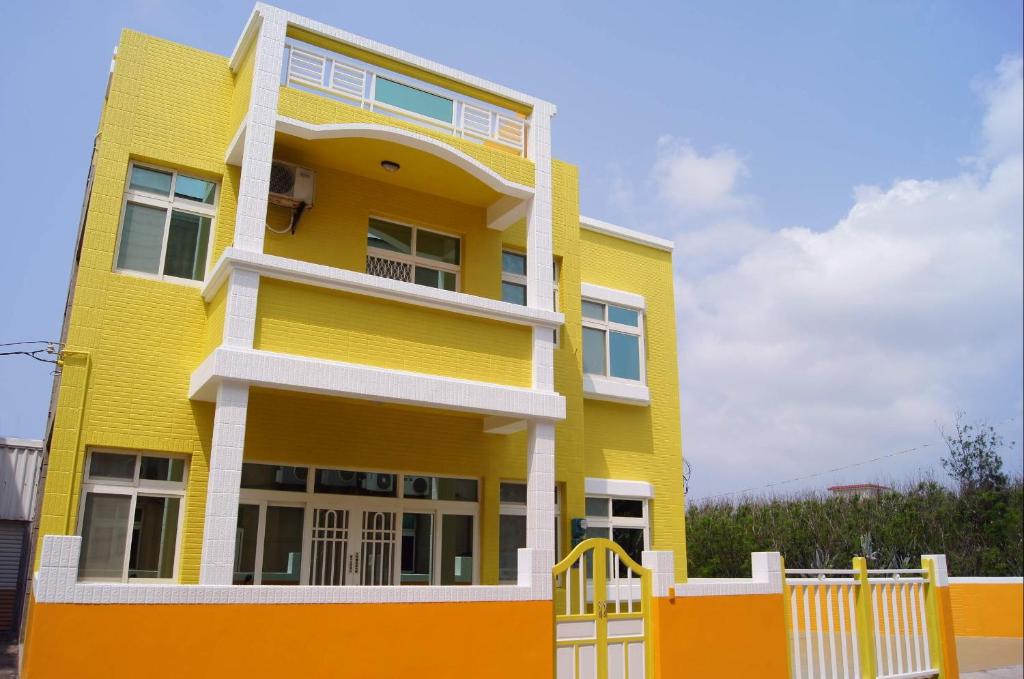 马公澎湖乐悠悠民宿的前面有白色围栏的黄色房子